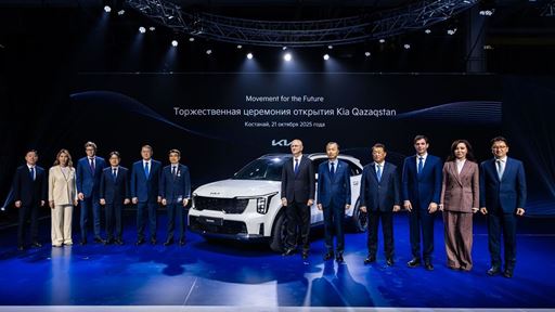 Sixth to ninth from left Ho Sung Song President and CEO of Kia Corporation Roman Sklyar First Deputy Prime Minister