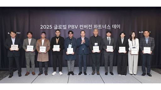 -sixth-from-the-left--won-jeong-jeong--executive-vice-president-and-head-of-korea-business-division-