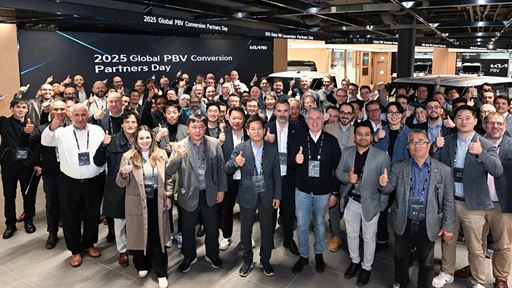 Third from the left in the first row Sangdae Kim Executive Vice President and Head of PBV Business Division