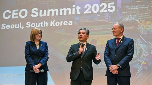 from left to right Ivana Jemelkova CEO of the Hydrogen Council Jaehoon Chang Vice Chair of Hyundai Motor Group