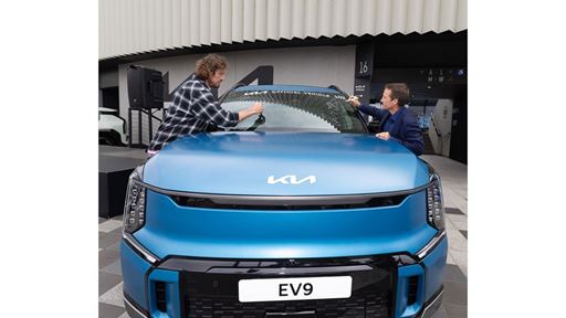 from left Russian former tennis player Marat Safin and Australian former thoroughbred racing jockey and Kia Australia