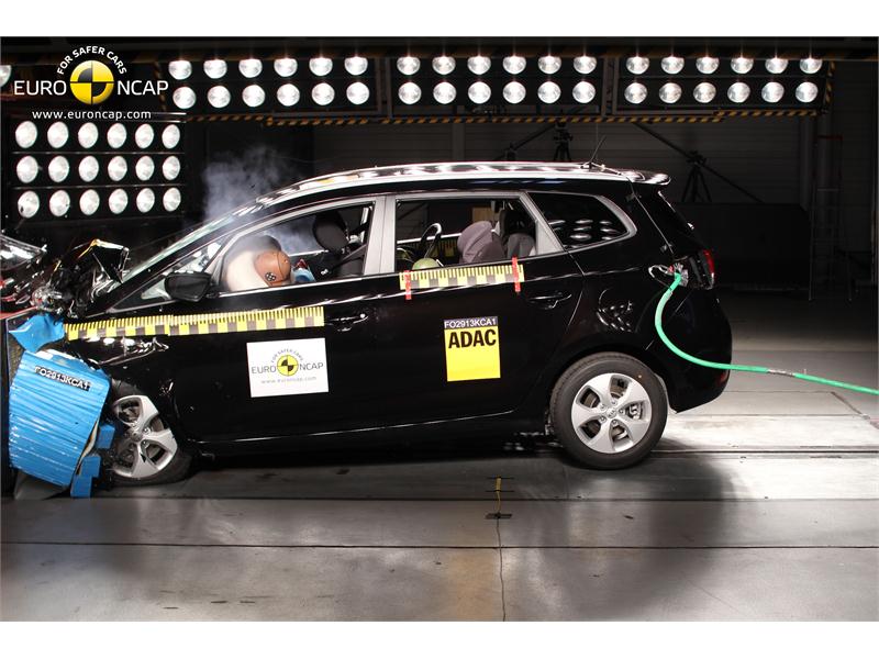 Kia Global Media Center Kia Rondo Leads The Way For People Mover Safety