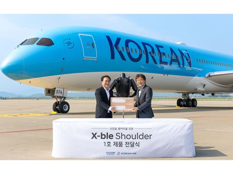 (left) Dong Jin Hyun, Vice President and Head of Robotics LAB at Hyundai Motor and Kia; and (right) Hyunboh Jung,...