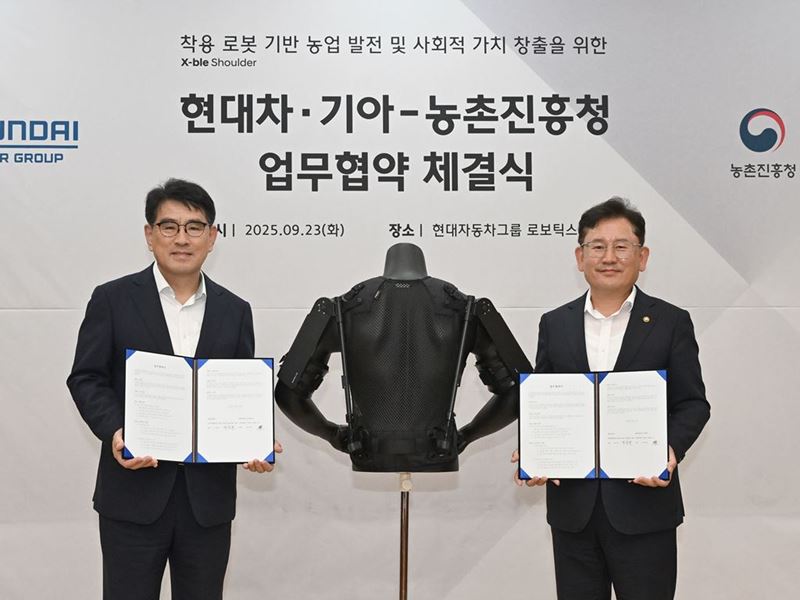 Heui Won Yang, President and Head of Hyundai Motor and Kia’s R&D Division; and Seung-don Lee, Head of Korea’s Rural Deve