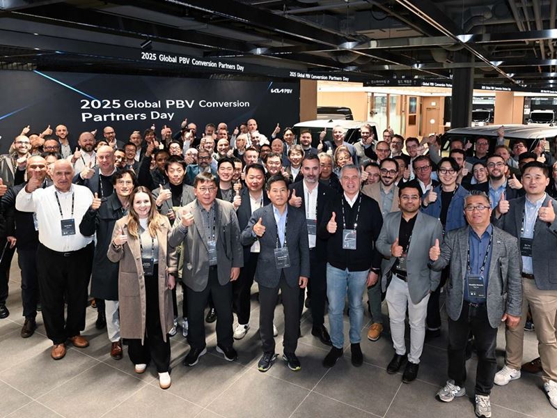 (Third from the left in the first row) Sangdae Kim, Executive Vice President and Head of PBV Business Division