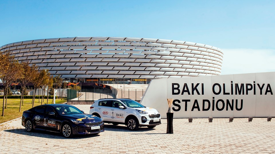 Kia Stinger (left) and Kia Sportage models in front of Baku Olympic Stadium