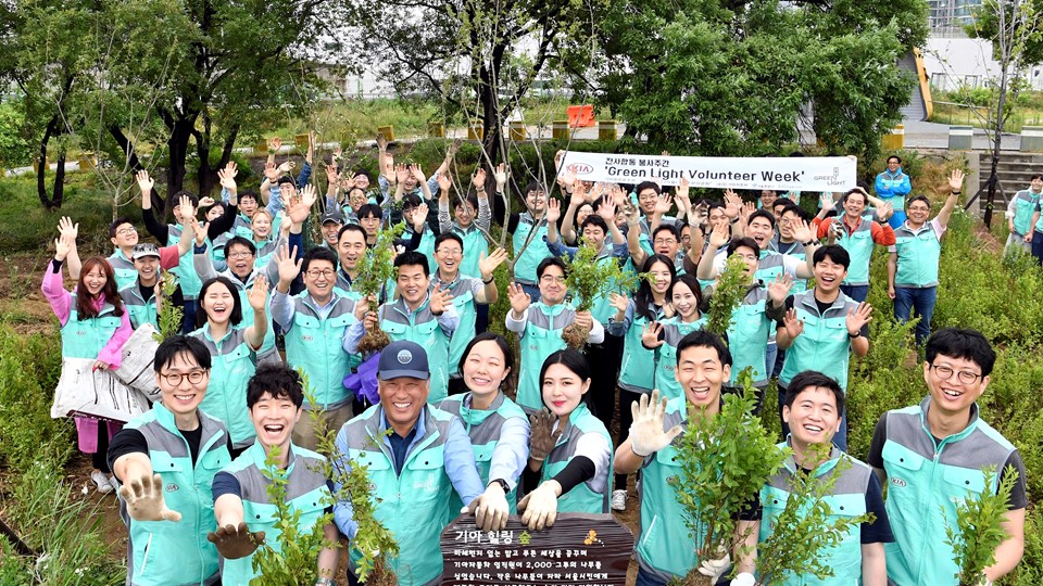 Jun Young Choi, Executive Vice President, Head of Human Resources & Administration Division (front row, third from left)