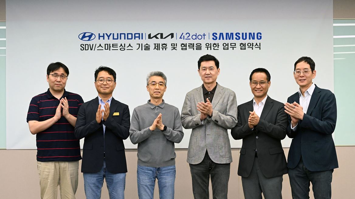 From left Jinhee Choi Senior Executive Vice President of 42dot Haeyoung Kwon Vice President and Head of Hyundai Mot