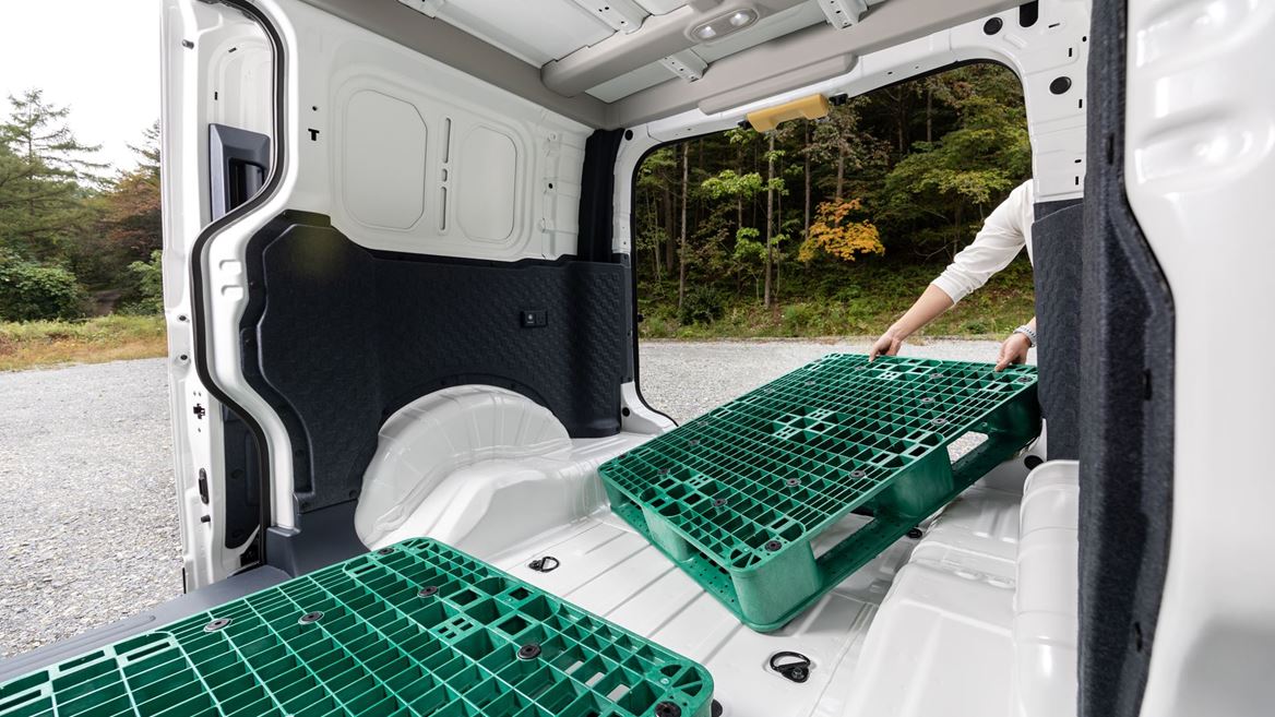 PV5 Cargo Clear White Detail