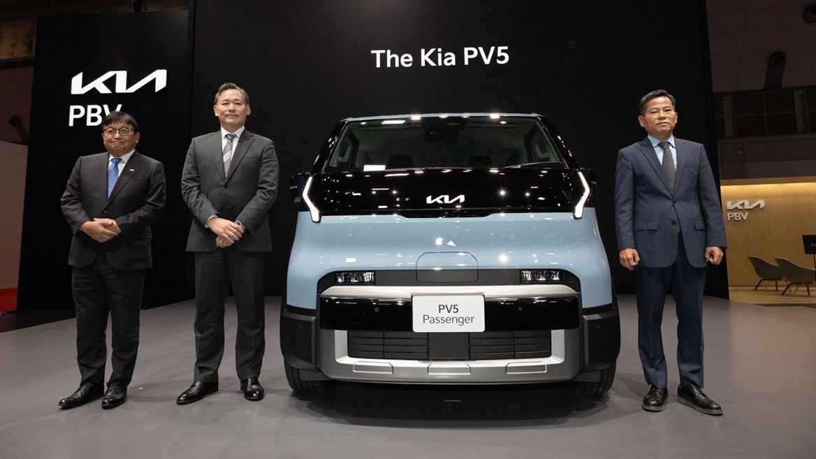 from left Masayoshi Fujimoto Representative Director Chairman of Sojitz Corporation Yasunari Tajima CEO of