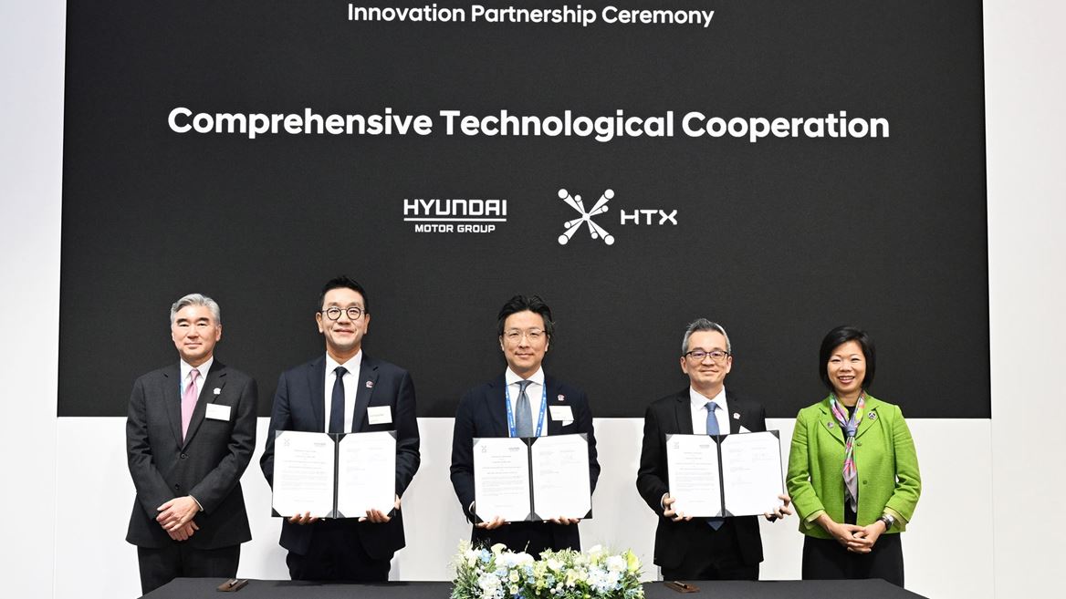 from left Sung Kim President for Strategic Planning at Hyundai Motor Group Hyun Sung Park CEO of HMGICS Ilbum Kim