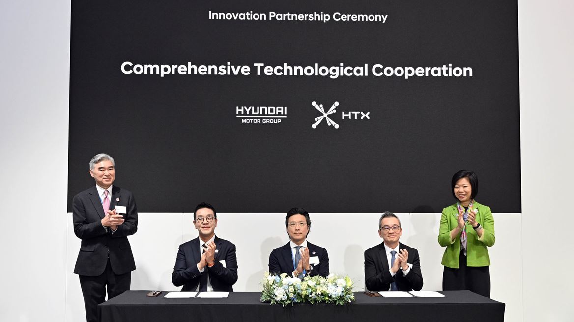 from left Sung Kim President for Strategic Planning at Hyundai Motor Group Hyun Sung Park CEO of HMGICS Ilbum Kim