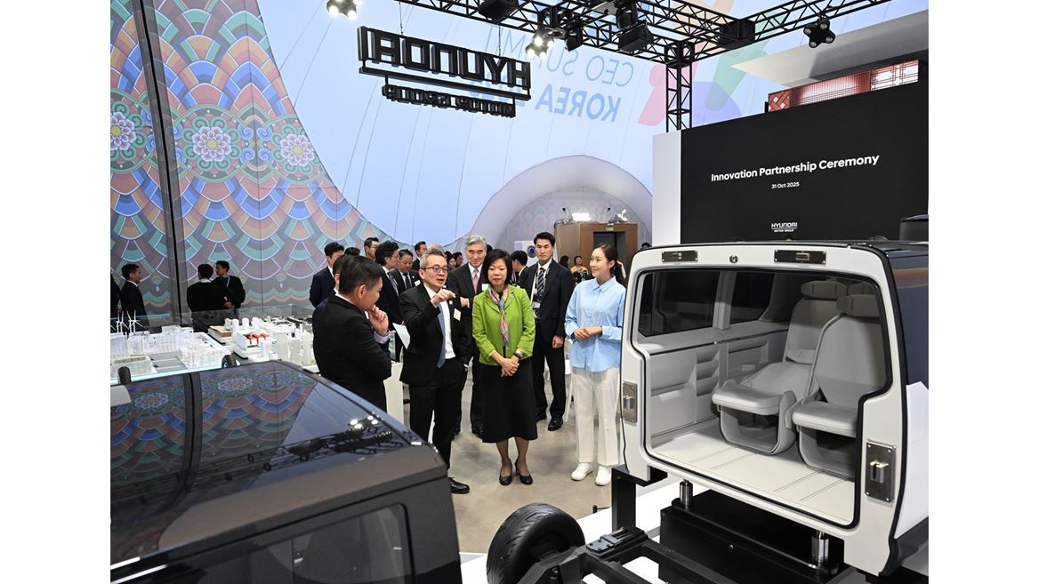 Chan Tsan Chief Executive of HTX Sung Kim President for Strategic Planning at Hyundai Motor Group and Sim Ann