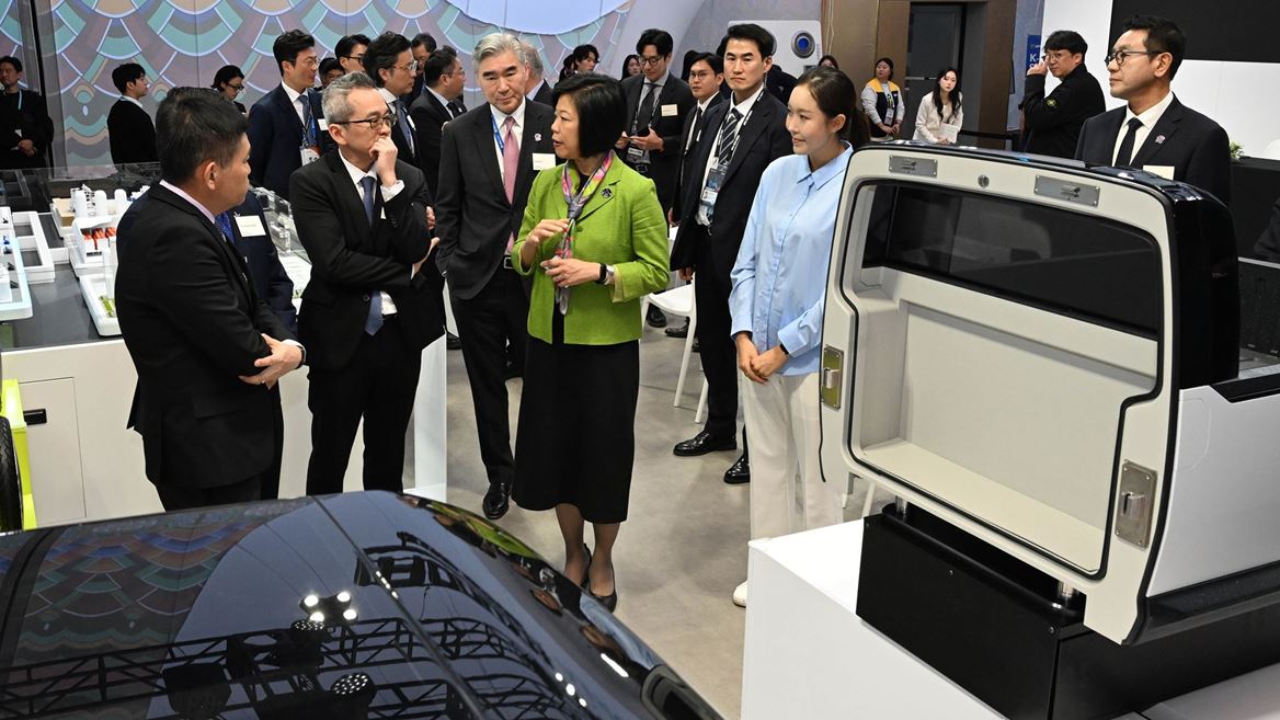 Chan Tsan Chief Executive of HTX Sung Kim President for Strategic Planning at Hyundai Motor Group and Sim Ann