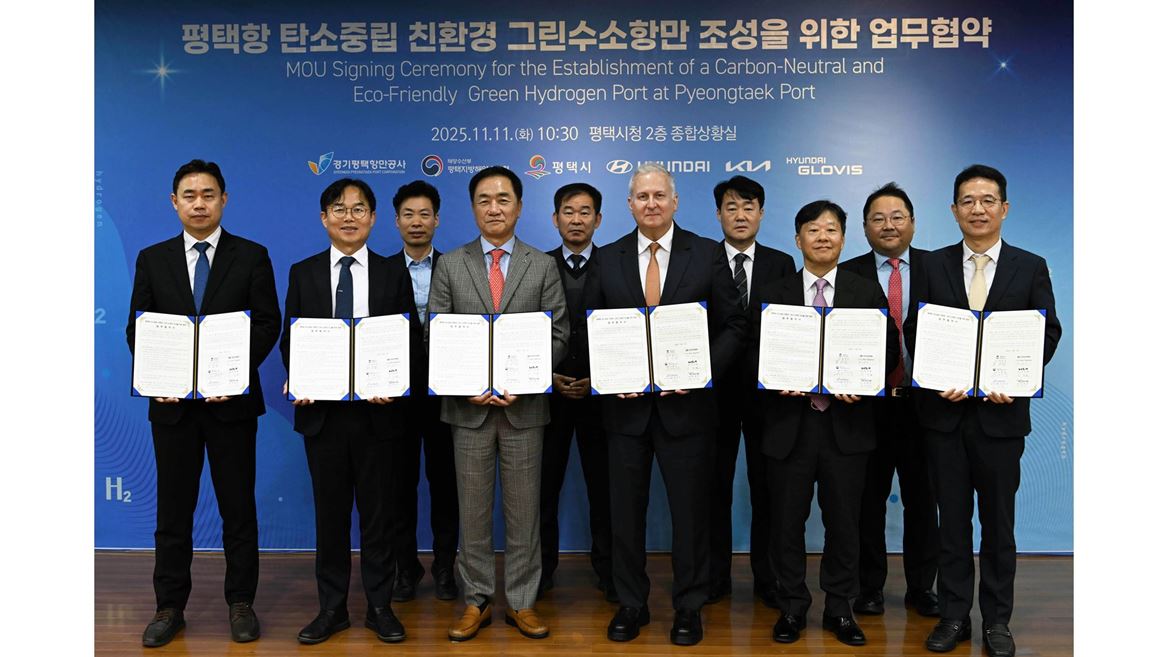 from left Gumgyu Kim Acting President of Gyeonggi Pyeongtaek Port Corporation Kyungsik Do Commissioner of Pyeongtae