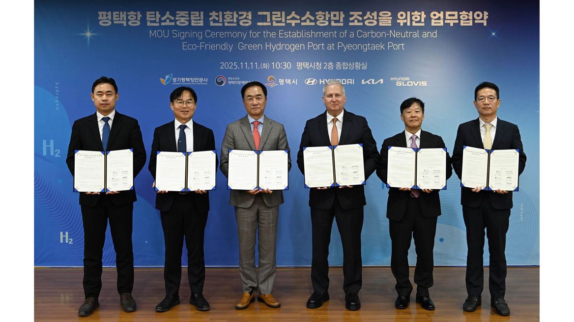 from left Gumgyu Kim Acting President of Gyeonggi Pyeongtaek Port Corporation Kyungsik Do Commissioner of Pyeongtae