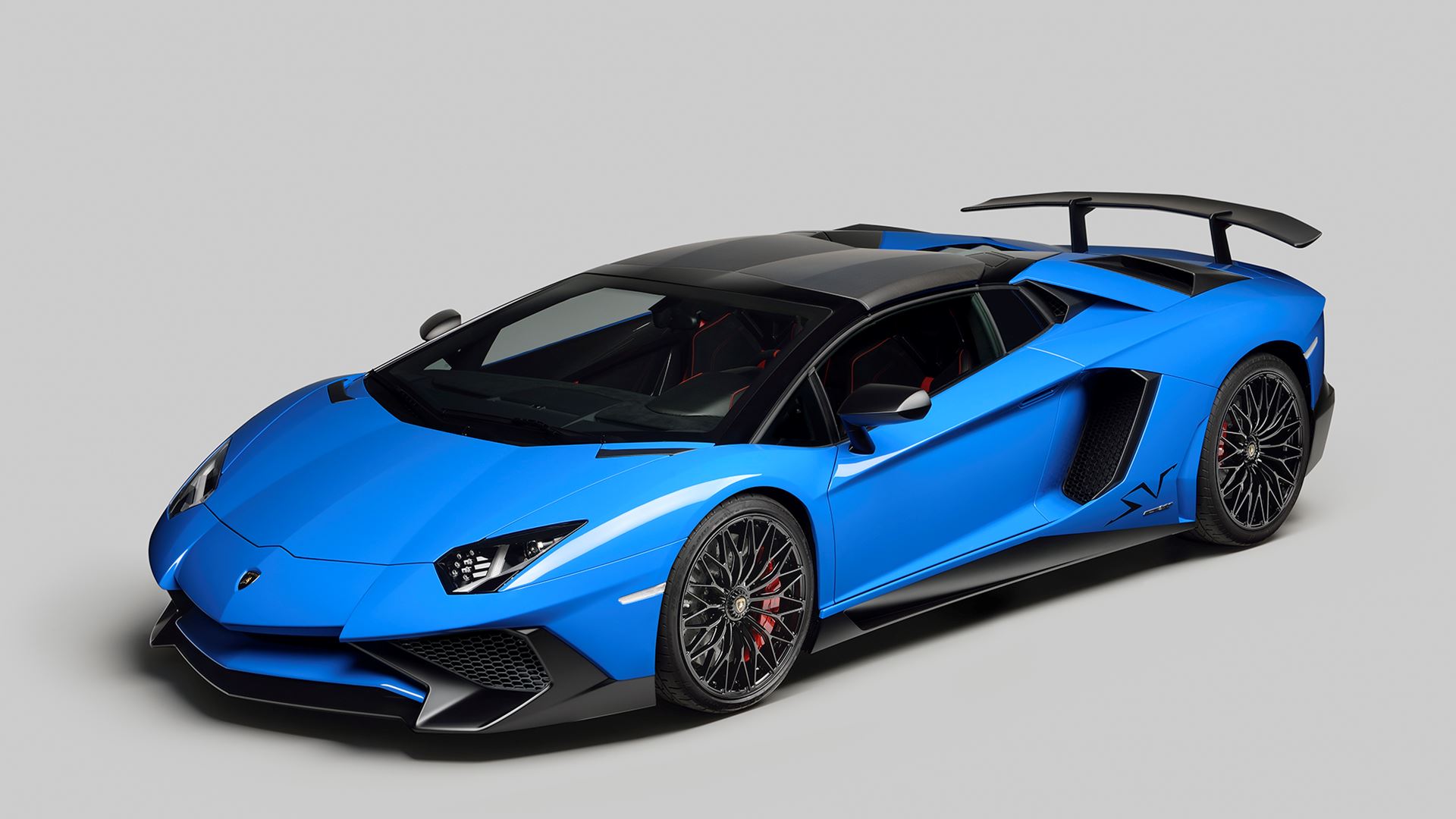 Lamborghini Aventador LP 750−4 Superveloce Roadster Makes Global
