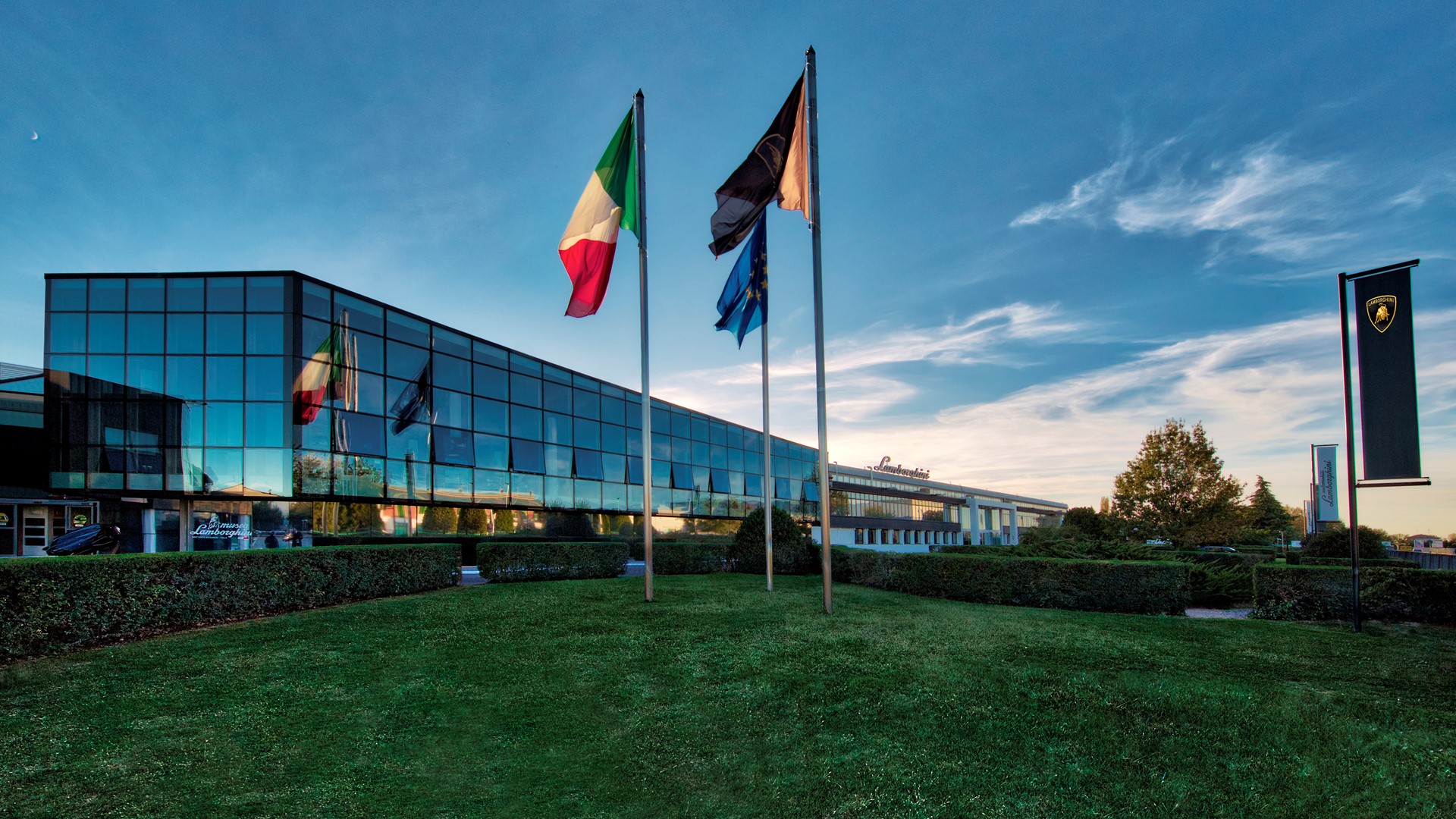 The new Lamborghini factory in Sant'Agata Bolognese: production site  doubled, incorporating cutting−edge technologies