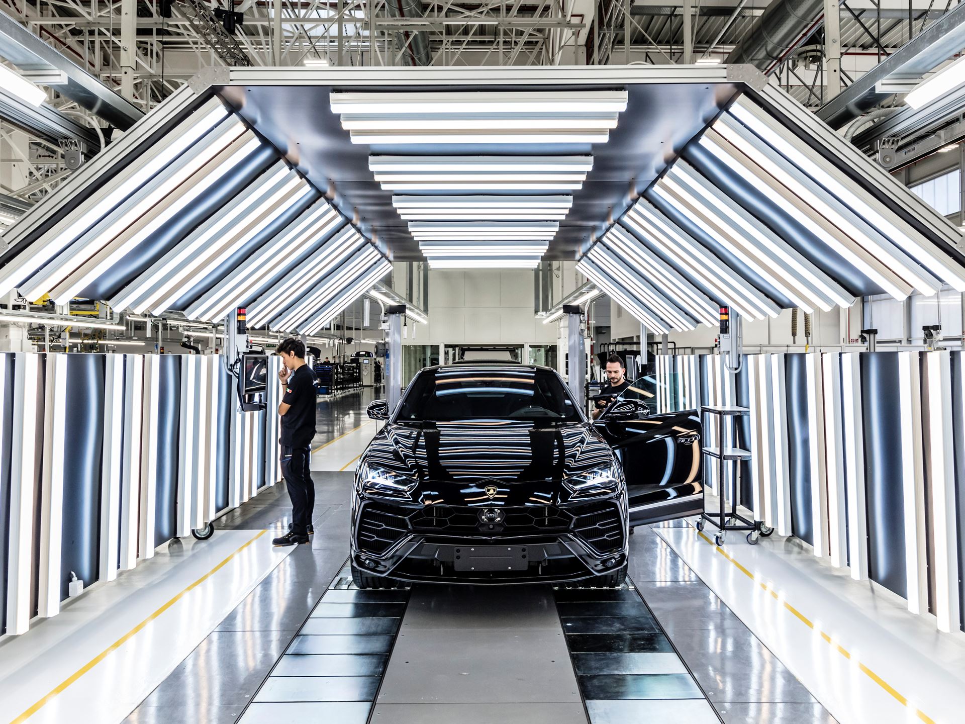 Automobili Lamborghini Urus light tunnel