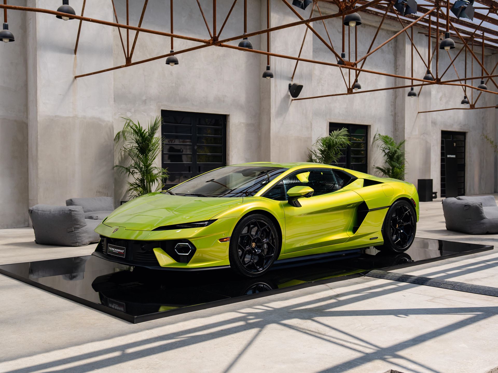 Urus SE Tettonero Capsule at Milan Design Week