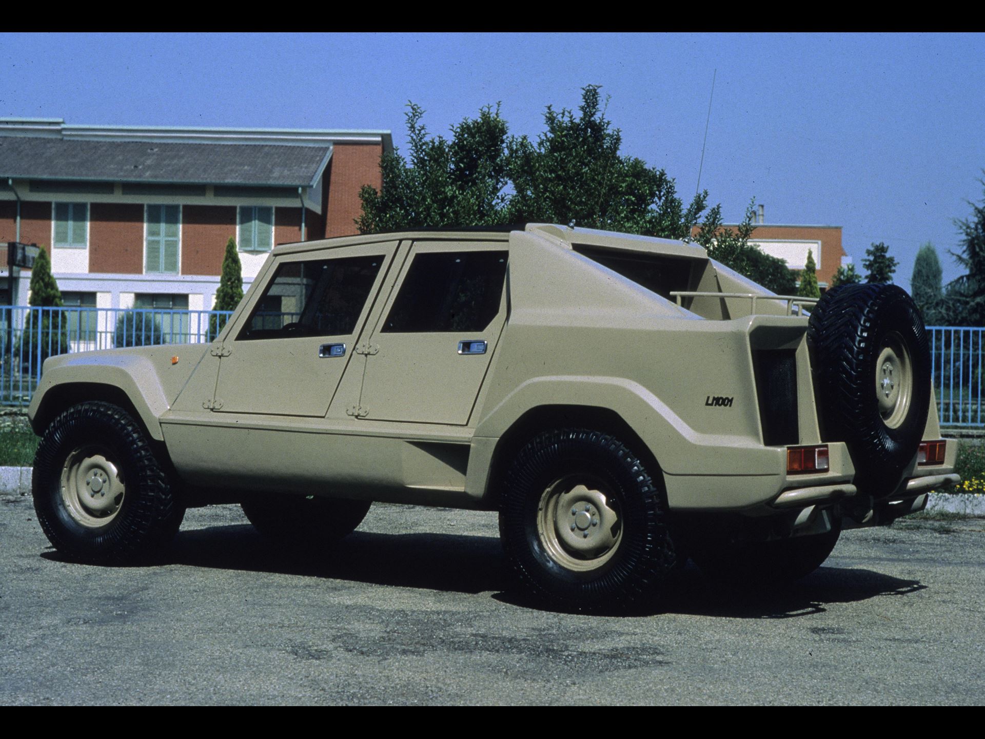 LM001 40th LM002 Copyright holders of this assets are welcome to contact Automobili Lamborghini S P A regarding any