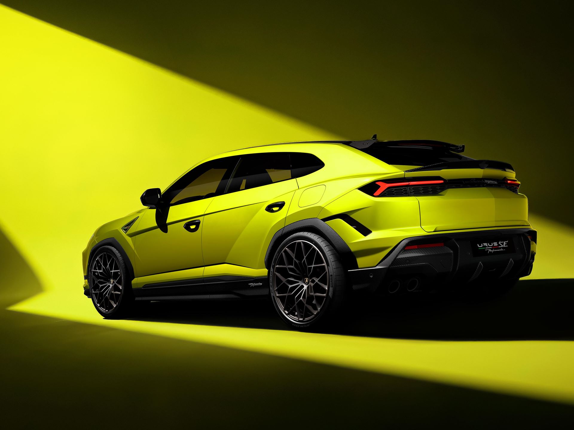 Urus SE Performante Giallo Crius Studio