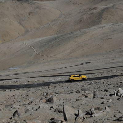 Urus on Umling La Pass
