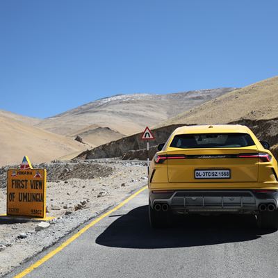 Urus on Umling La Pass
