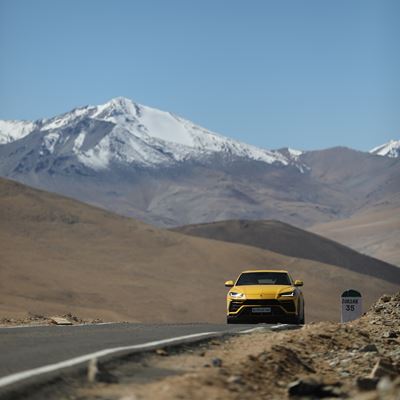 Urus on Umling La Pass