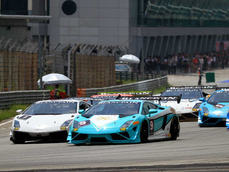 Cars begin the race under extreme temperatures Cars begin the race under extreme temperatures