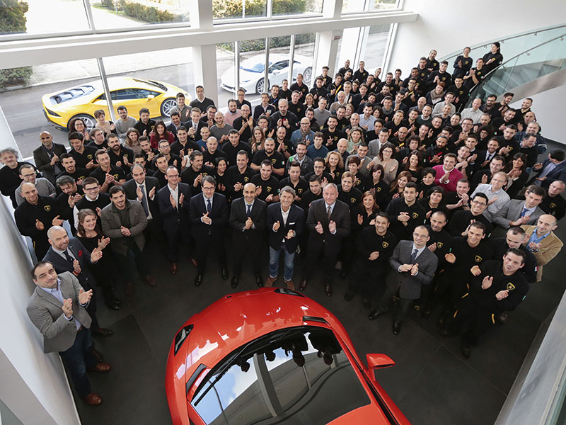 S. Winkelmann, the Board of Directors and the new Lamborghini employees hired in 2014 S. Winkelmann, the Board of Directors and the new Lamborghini employees hired in 2014