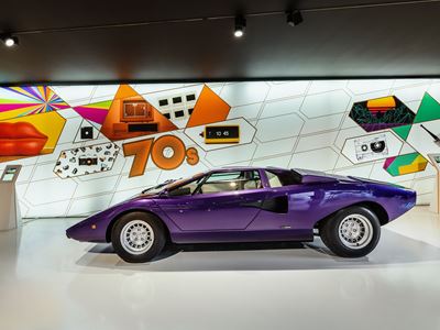 13 Lamborghini Countach Viola