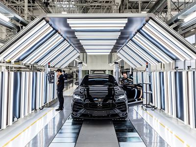Automobili Lamborghini Urus light tunnel