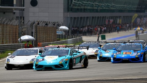 Cars begin the race under extreme temperatures