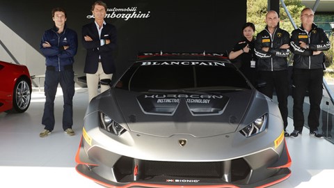 Group photo with the New Huracán LP 620-2 Super Trofeo (Main picture)