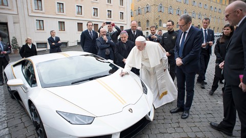 Lamborghini Huracan RWD delivered to Pope Francis