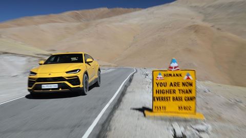 Urus on Umling La Pass