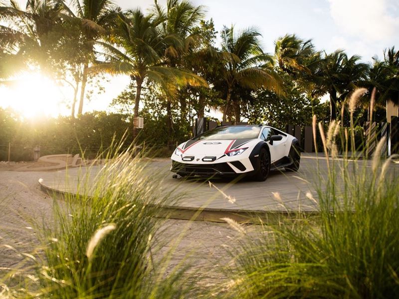 La Huracán Sterrato debutta a Miami nella Lamborghini Beach Lounge