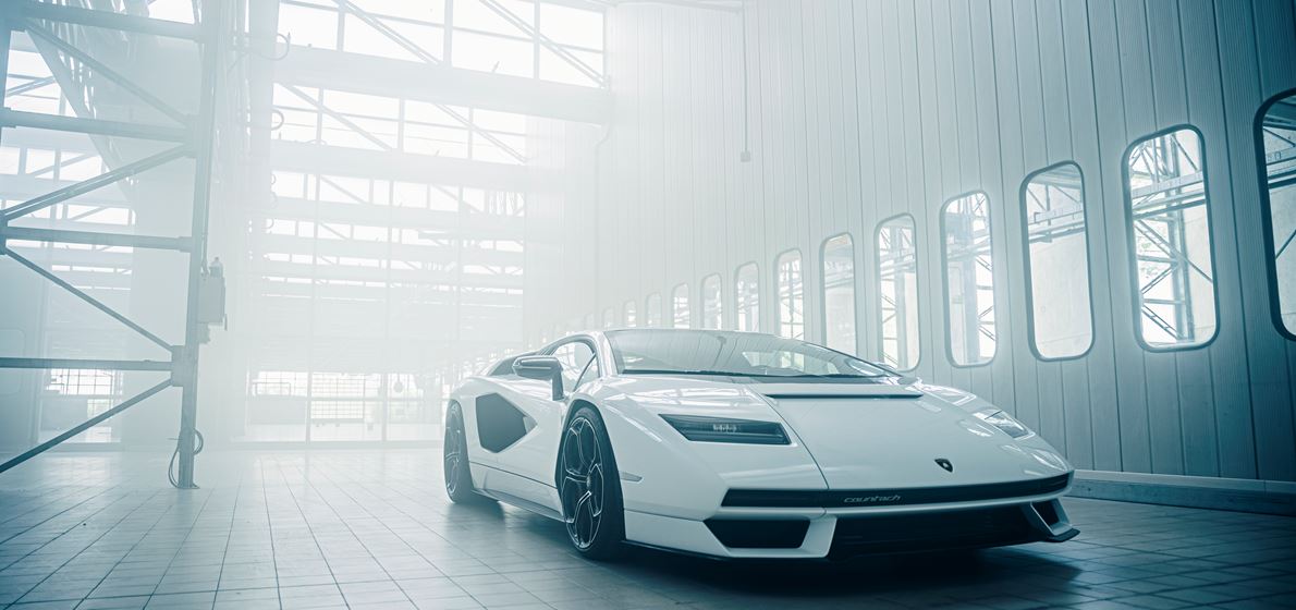 Lamborghini Countach LPI 800-4. A design and technology benchmark for modern super sports cars, reim