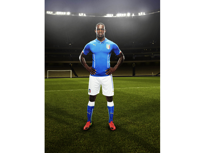 Mario Balotelli in the 2014 Italy Home Kit that features PUMA's PWR ACTV Technology Mario Balotelli in the 2014 Italy Home Kit that features PUMA's PWR ACTV Technology
