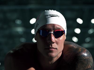 caeleb-dressel-putting-goggles-on