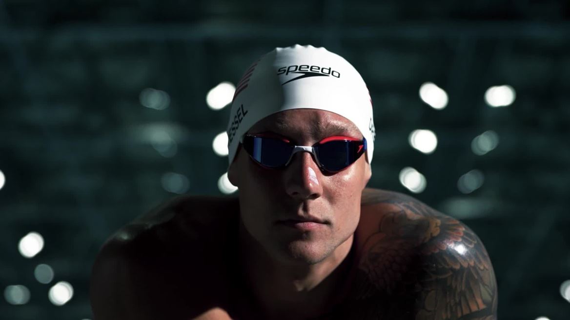 caeleb-dressel-putting-goggles-on